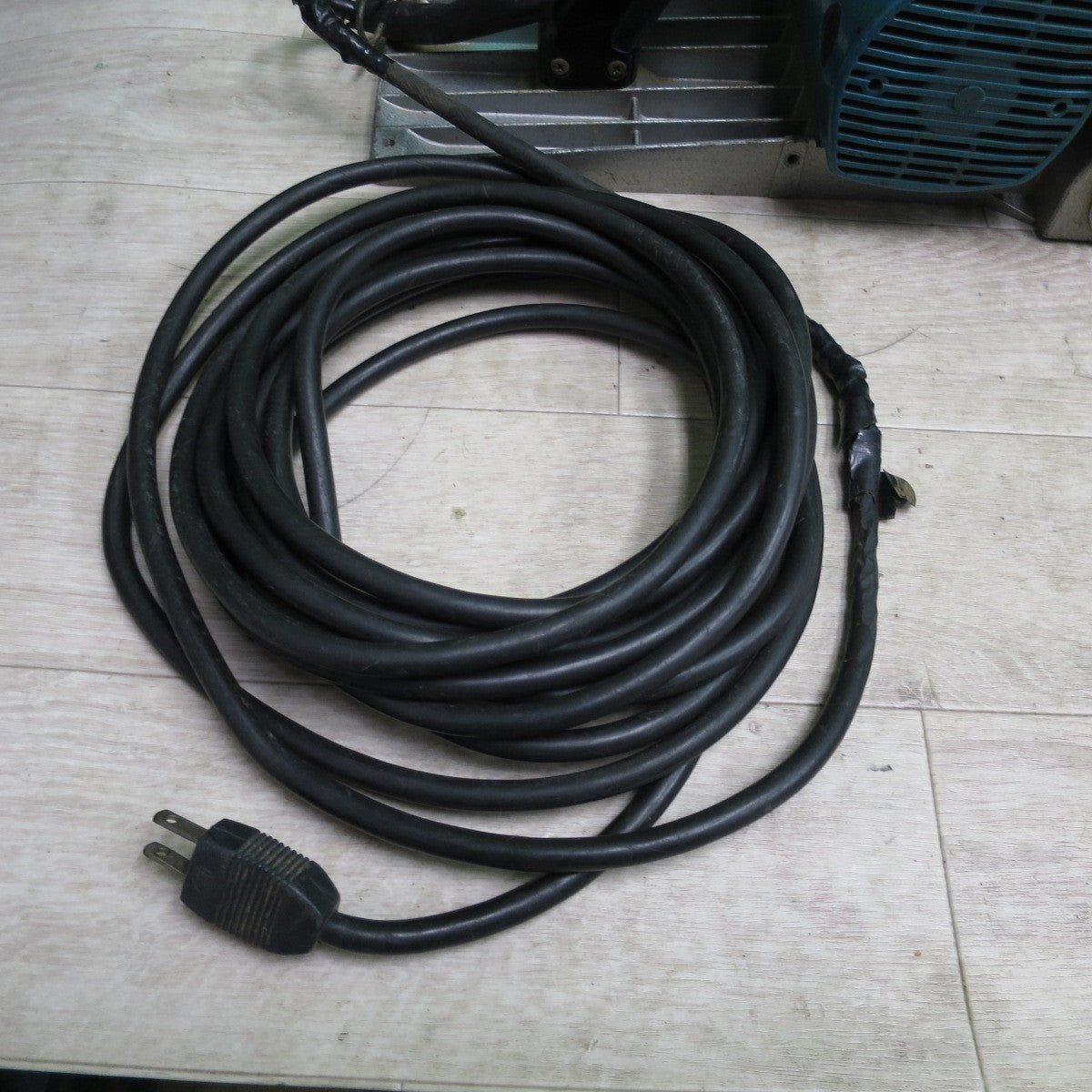 [送料無料] ☆makita マキタ 電気カンナ 1805B 有線 電動工具  研削 研磨機 DIY 電動工具 大工道具 電気かんな DIY☆