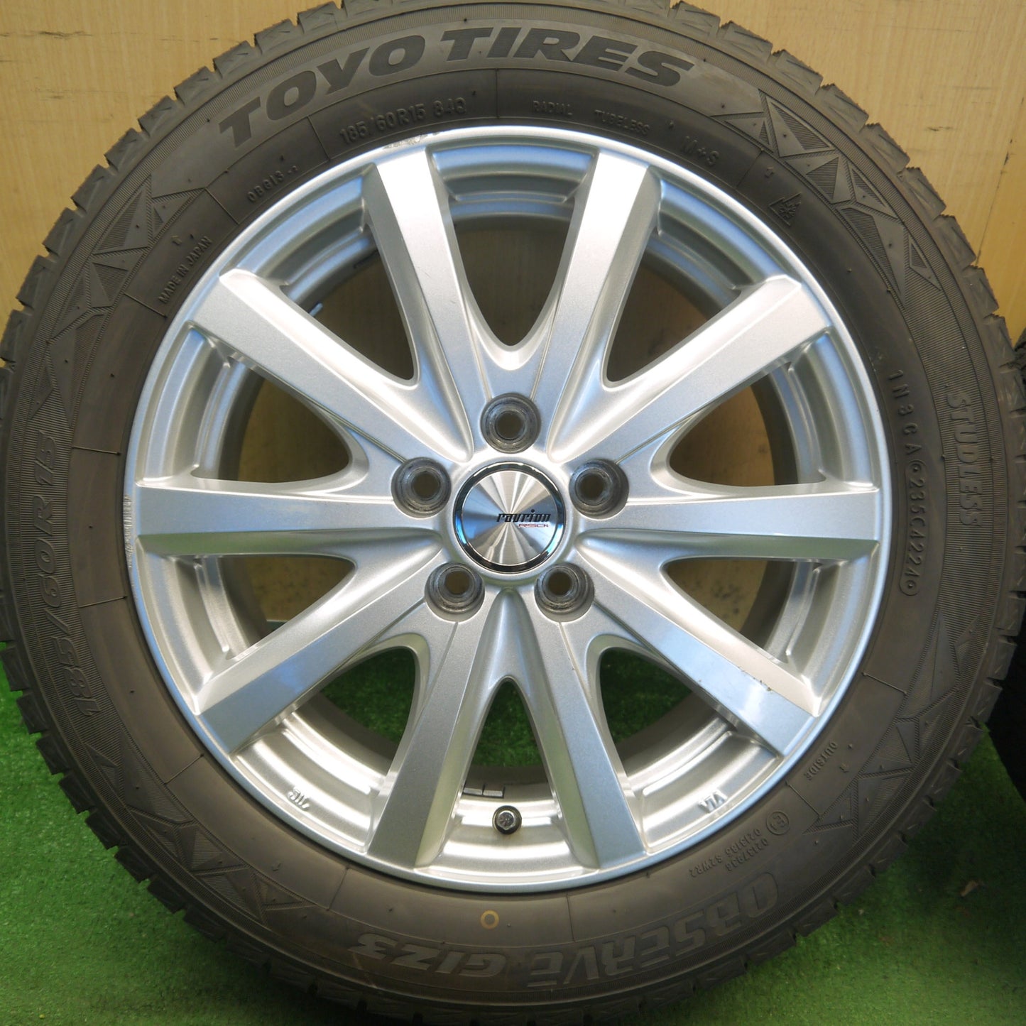 バリ溝！24年！キレイ！9.5分以上◎シエンタ 等 185/60R15 スタッドレス トーヨー オブザーブ GIZ3 ravrion RS01 ラブリオン 15インチ PCD100/5H◎6090104Hス