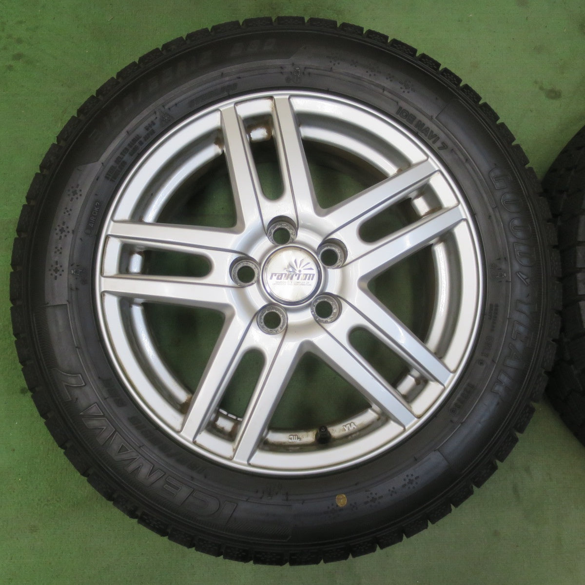 ほぼ未使用！23年★プリウス 等 185/65R15 スタッドレス グッドイヤー アイスナビ7 ravrion ラブリオン 15インチ PCD100/5H★6031404イス