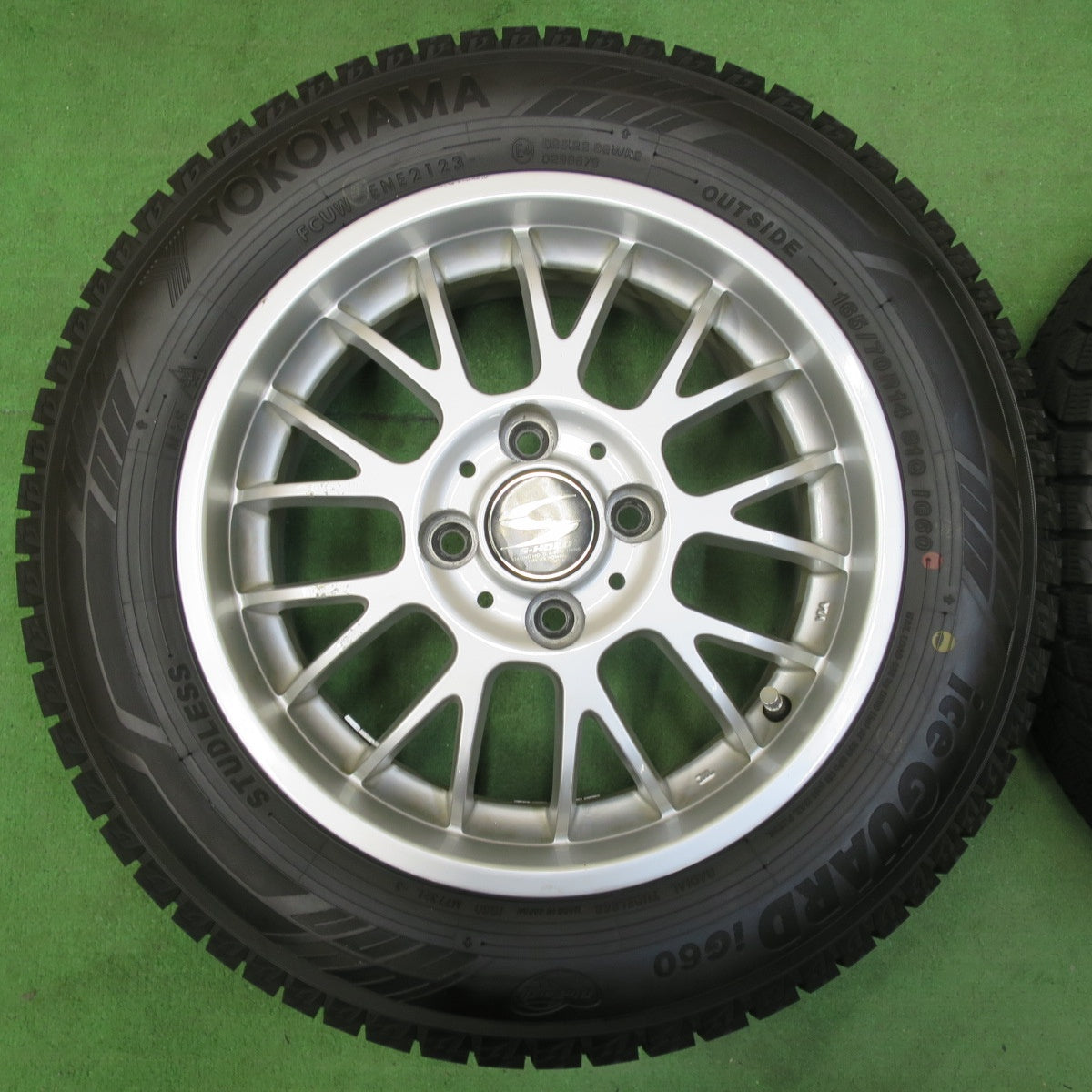 [送料無料] バリ溝！23年！ほぼ10分★スタッドレス 165/70R14 ヨコハマ アイスガード iG60 S-HOLD 14インチ PCD100/4H★4112207イス