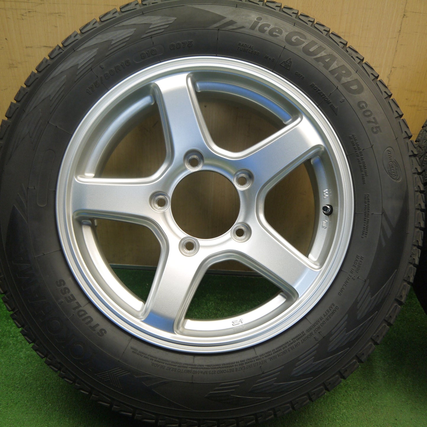 バリ溝！キレイ！9分★ジムニー 175/80R16 スタッドレス ヨコハマ アイスガード G075 社外 アルミ 16インチ PCD139.7/5H★6041503Hス