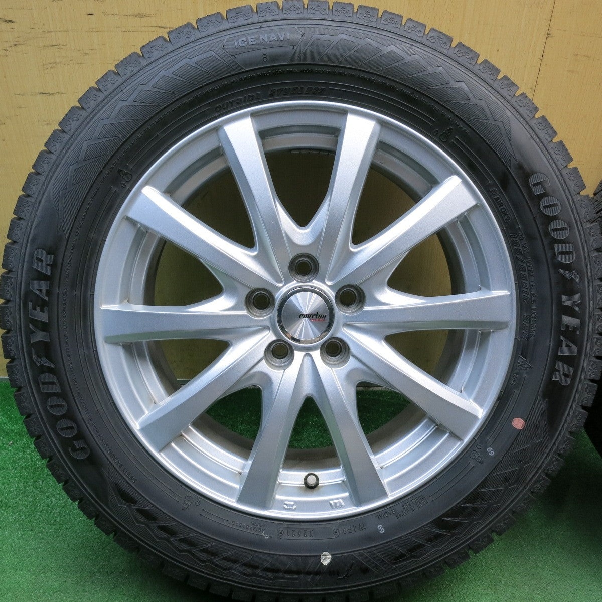 バリ溝！キレイ！9.5分◎ライズ ロッキー 等 195/65R16 スタッドレス グッドイヤー アイスナビ8 ravrion RS01 ラブリオン 16インチ PCD100/5H◎6092713HAス