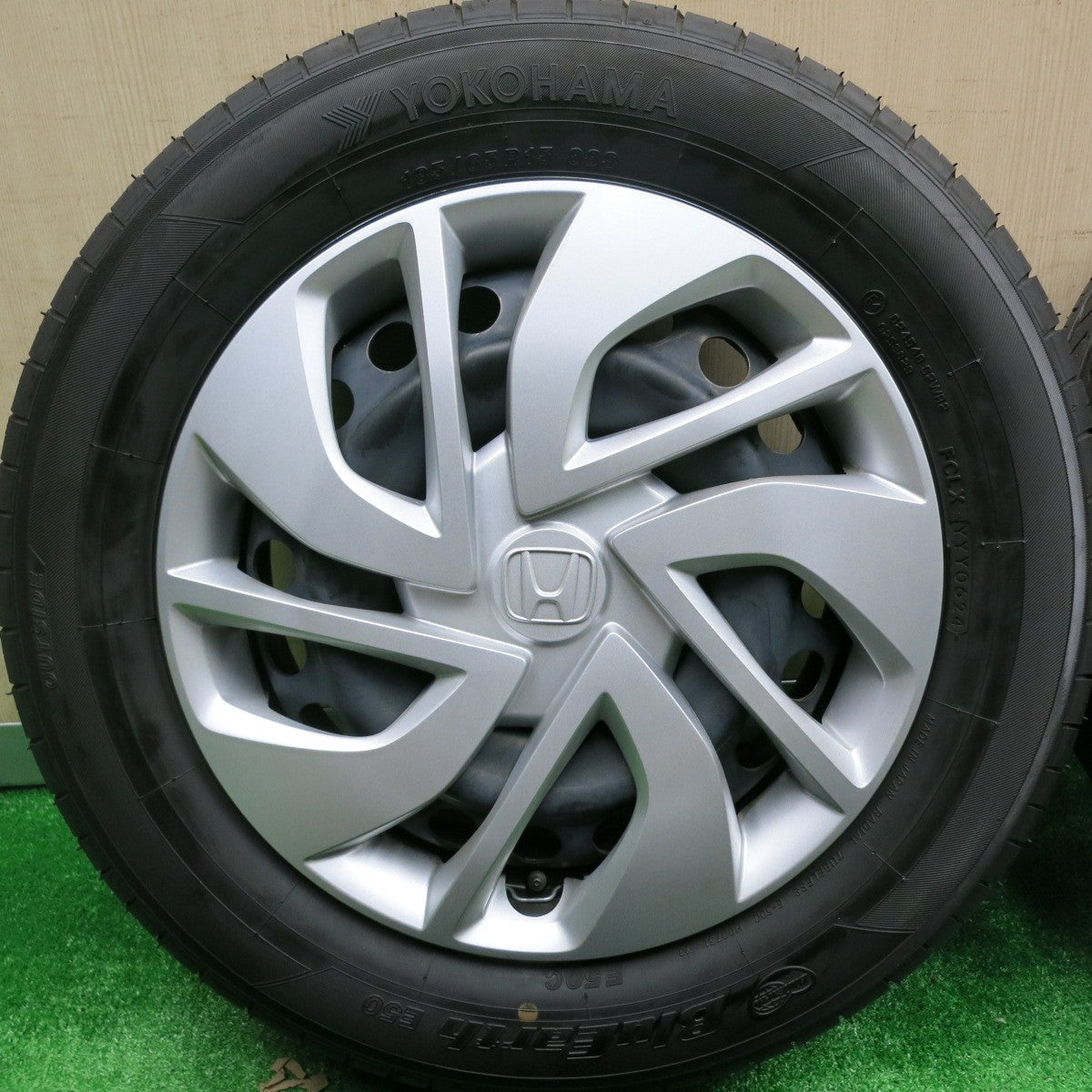 [送料無料] 新車外し！24年★ホンダ GB5 フリード 純正 スチール 185/65R15 ヨコハマ ブルーアース E50 E50C 15インチ PCD114.3/5H★4091602HAノ