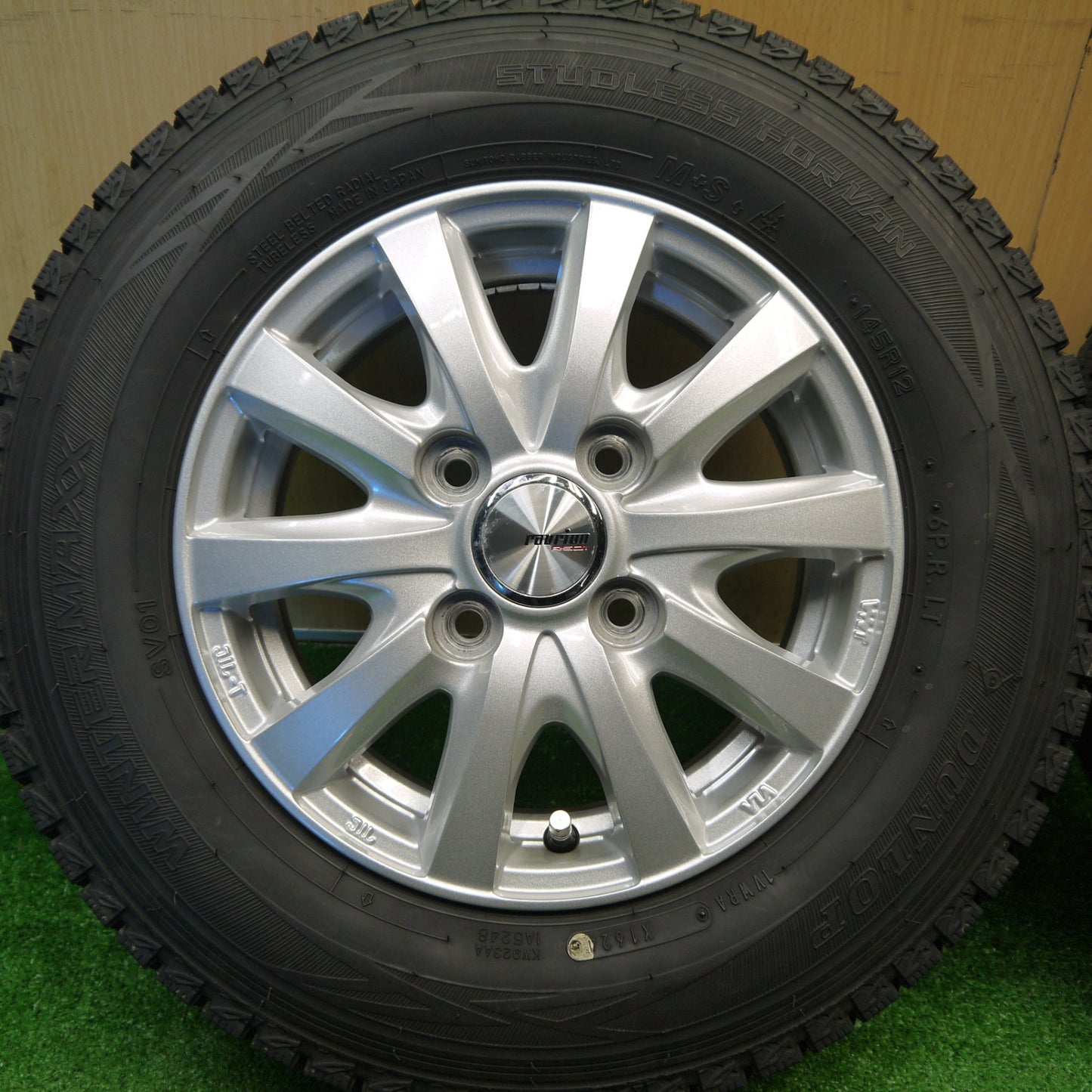 バリ溝！24年！キレイ！9.5分以上★スタッドレス 145R12 6PR ダンロップ ウインターマックス SV01 ravrion RS01 ラブリオン 12インチ PCD100/4H★5102909Hス