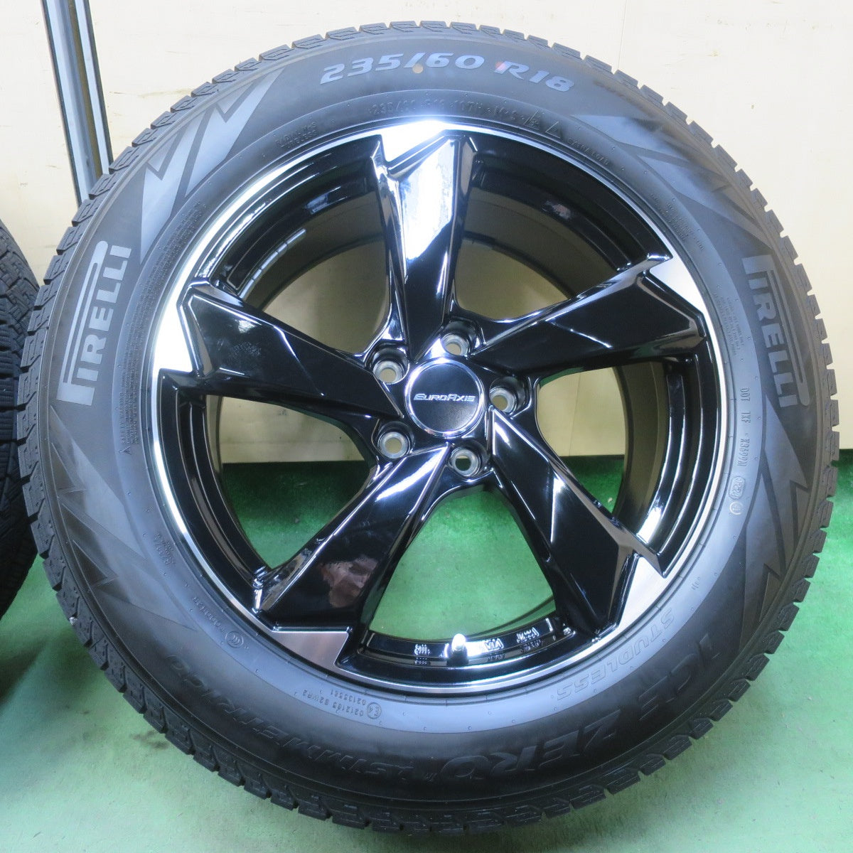 バリ溝！24年！キレイ！9.5分以上◎ワーゲン 等 EUROAXIS CROSS EDGE 235/60R18 スタッドレス ピレリ アイスゼロ アシンメトリコ 18インチ PCD112/5H◎6080603イス