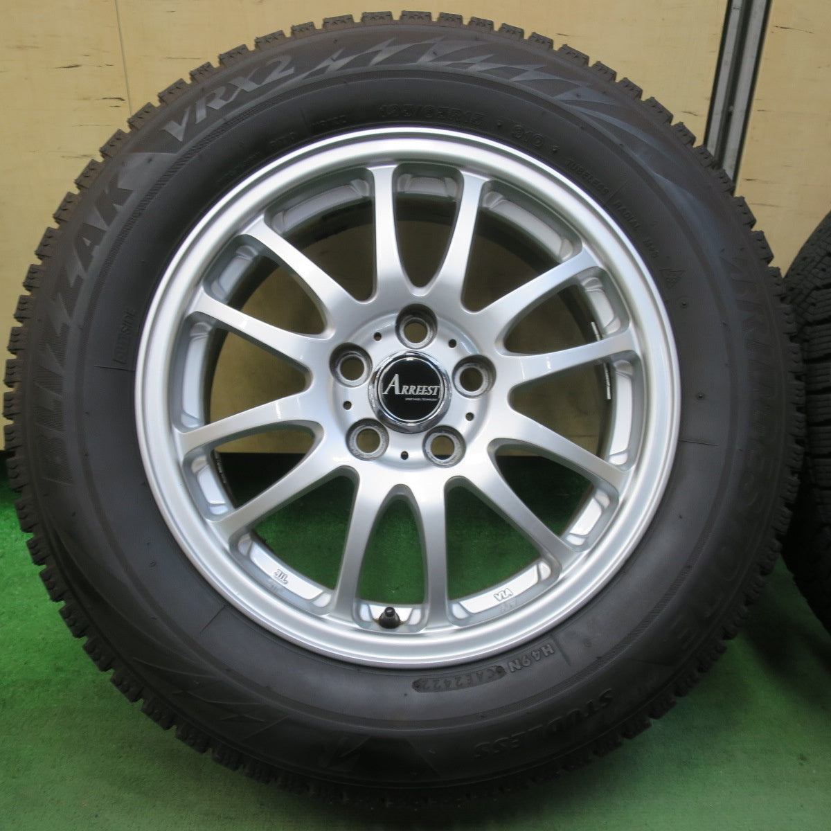 バリ溝！22年！キレイ！9分★プリウス 等 195/65R15 スタッドレス ブリヂストン ブリザック VRX2 ARREEST 15インチ PCD100/5H★5112703イス