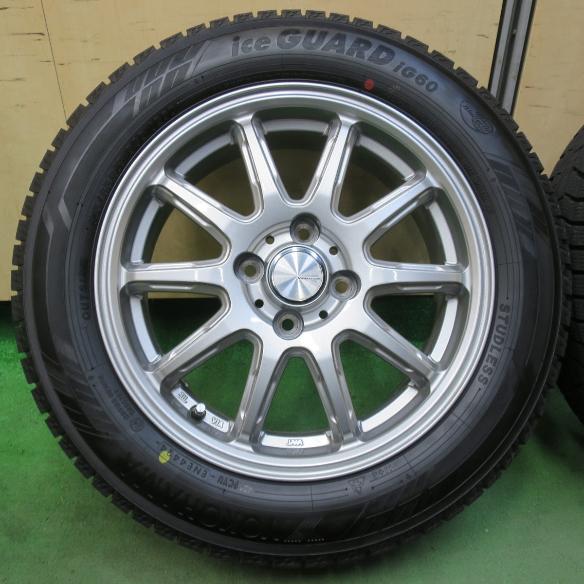 バリ溝！24年！キレイ！ほぼ10分★スタッドレス 175/65R15 ヨコハマ アイスガード iG60 VEMOTION Vエモーション 15インチ PCD100/4H★5110505イス