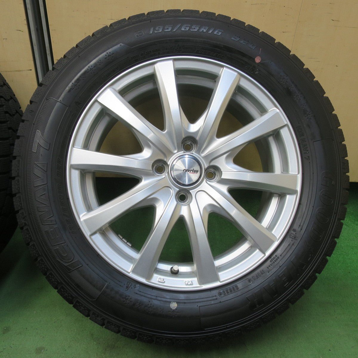 バリ溝！キレイ！8.5分★スタッドレス 195/65R16 グッドイヤー アイスナビ7 ravrion RS01 ラブリオン 16インチ PCD100/4H★6022301イス