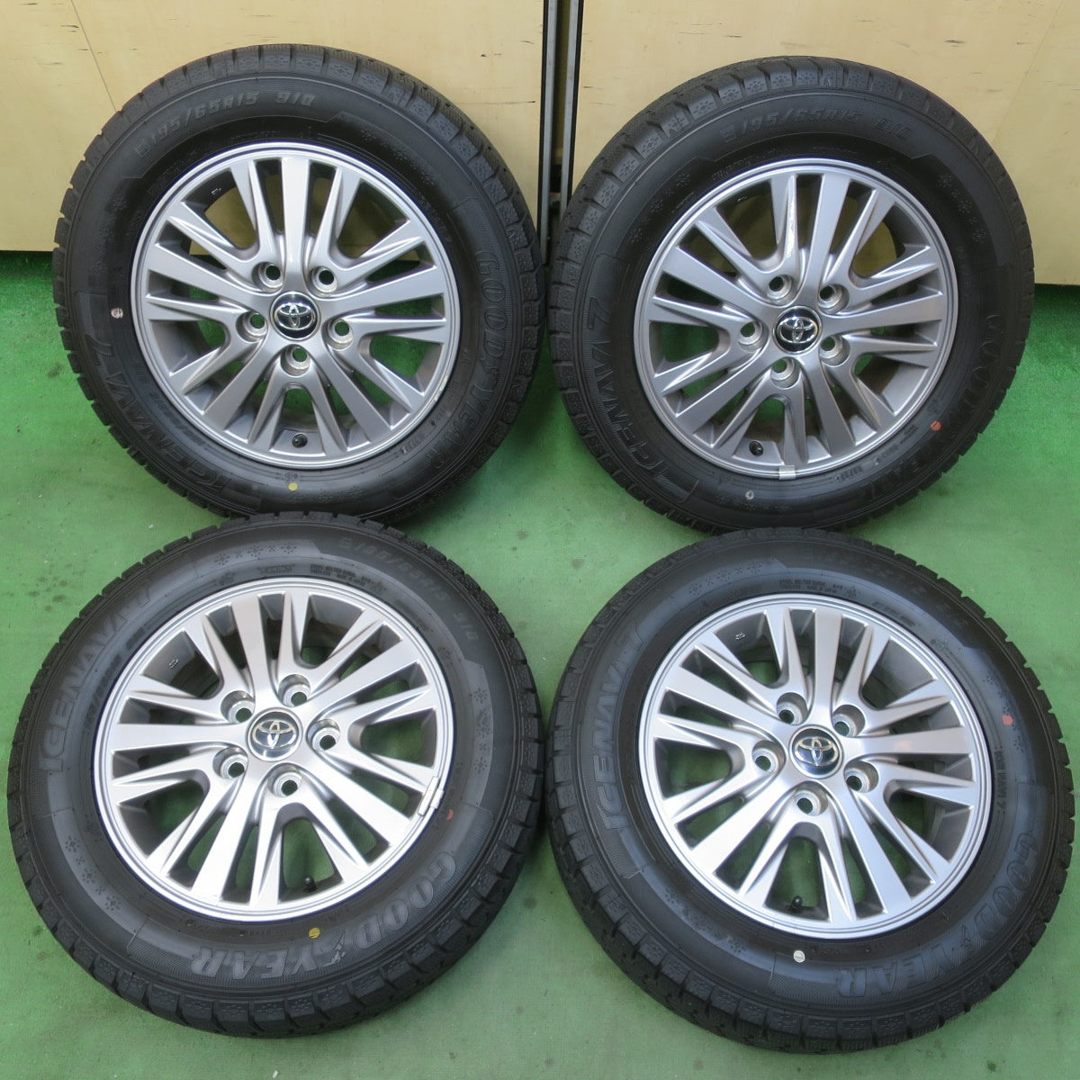バリ溝！23年！キレイ！9.5分★トヨタ 80系 ノア ヴォクシー 純正 195/65R15 スタッドレス グッドイヤー アイスナビ7 15インチ PCD114.3/5H★6022606イス