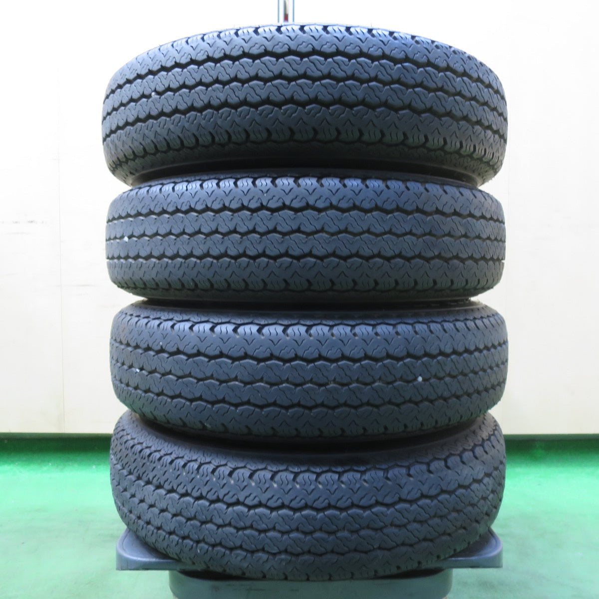 [送料無料] バリ溝！キレイ！9.5分★ダイハツ ハイゼット アトレー 等 純正 スチール 145R12 LT 6PR ブリヂストン RD-605 STEEL 12インチ PCD100/4H★5022716イノ