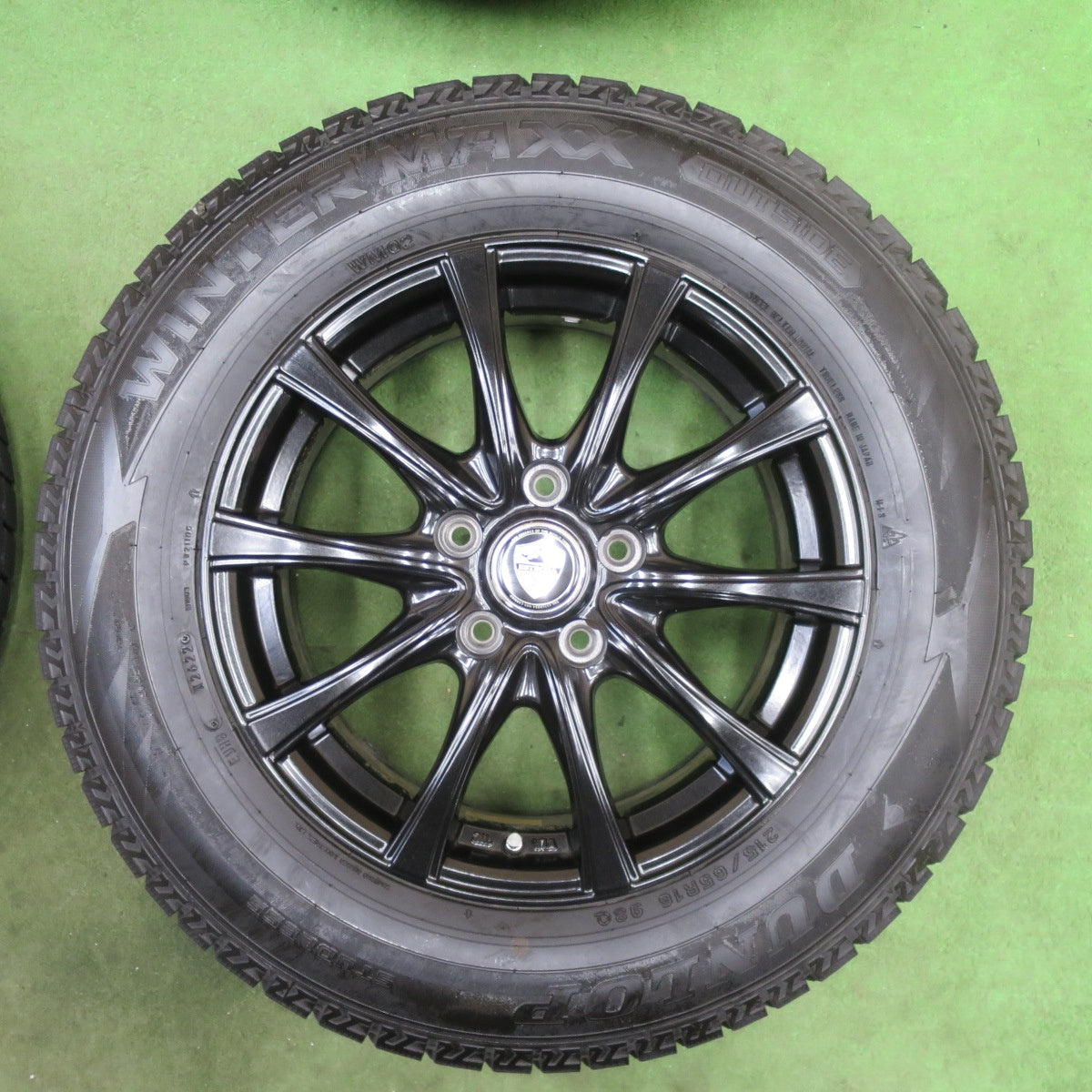 バリ溝！22年！キレイ！9.5分★スタッドレス 215/65R16 ダンロップ ウインターマックス WM02 ESTROSA エステローザ 16インチ PCD114.3/5H★6022003TTス