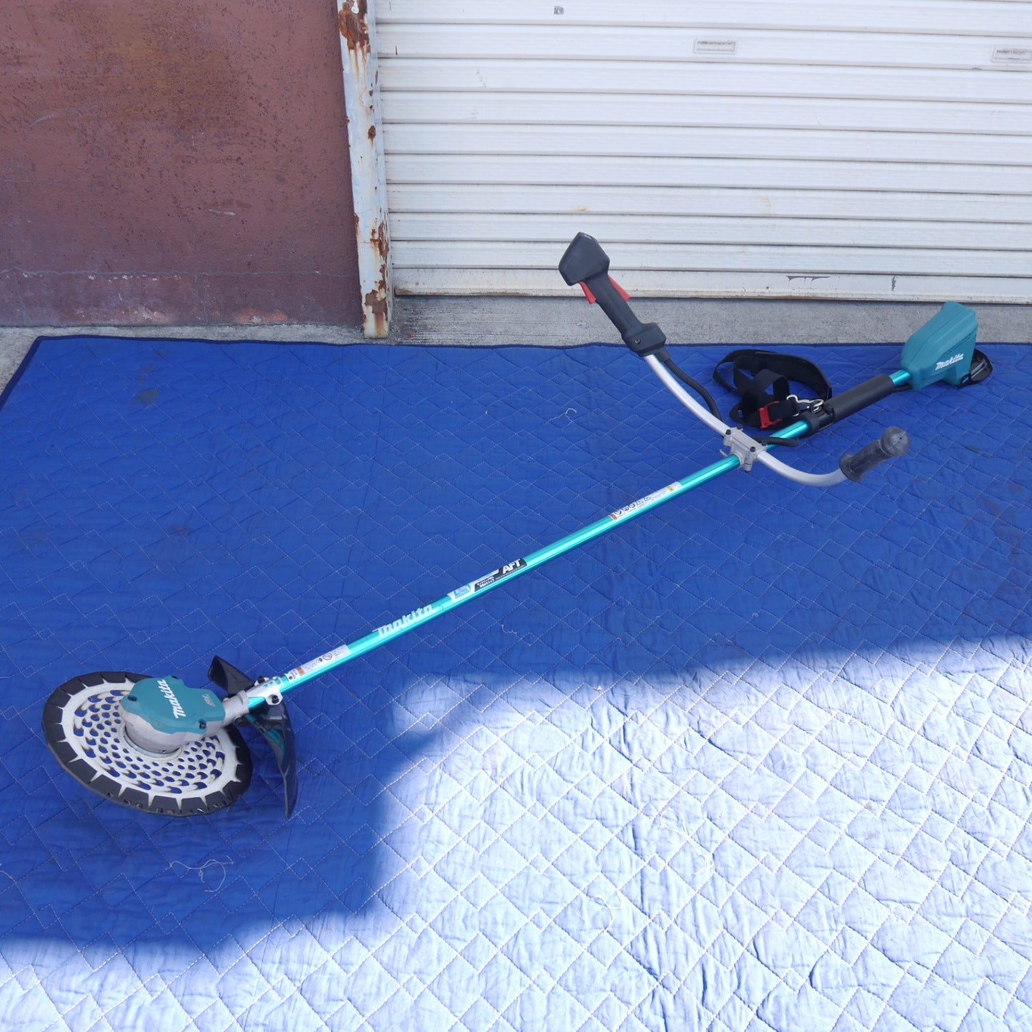 【岐阜発 直接引取限定】☆マキタ 充電式 草刈機 MUR368UD 草刈り機 刈り払い機 刈払機 ガーデニング 園芸 造園 等☆