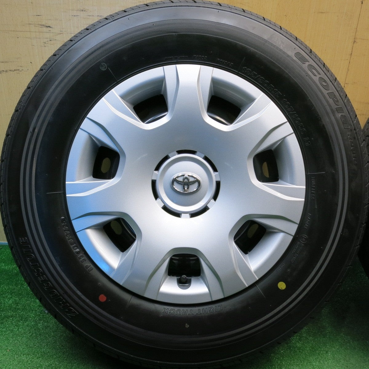 バリ溝！25年！キレイ！ほぼ10分★トヨタ 200系 ハイエース 純正 スチール 195/80R15 107/105S ブリヂストン エコピア RD613 15インチ PCD139.7/6H★6022610HAノ