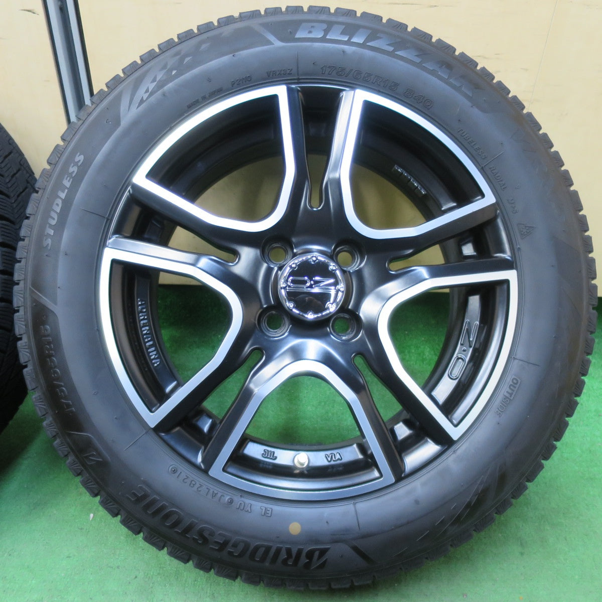[送料無料] バリ溝！21年！キレイ！8.5分★O・Z ADRENALINA 175/65R15 スタッドレス ブリヂストン ブリザック VRX3 OZ アドレナリーナ 15インチ PCD100/4H★5010708イス