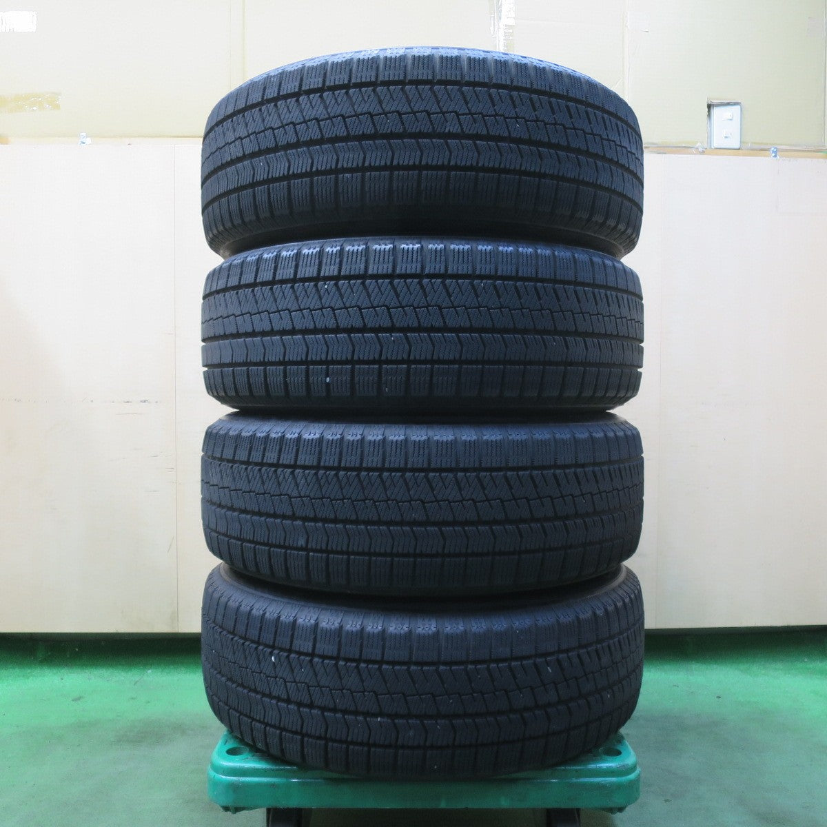 バリ溝！22年！キレイ！9.5分★スタッドレス 225/60R17 ブリヂストン ブリザック VRX2 ravrion RM01 ラブリオン 17インチ PCD114.3/5H★5122401イス