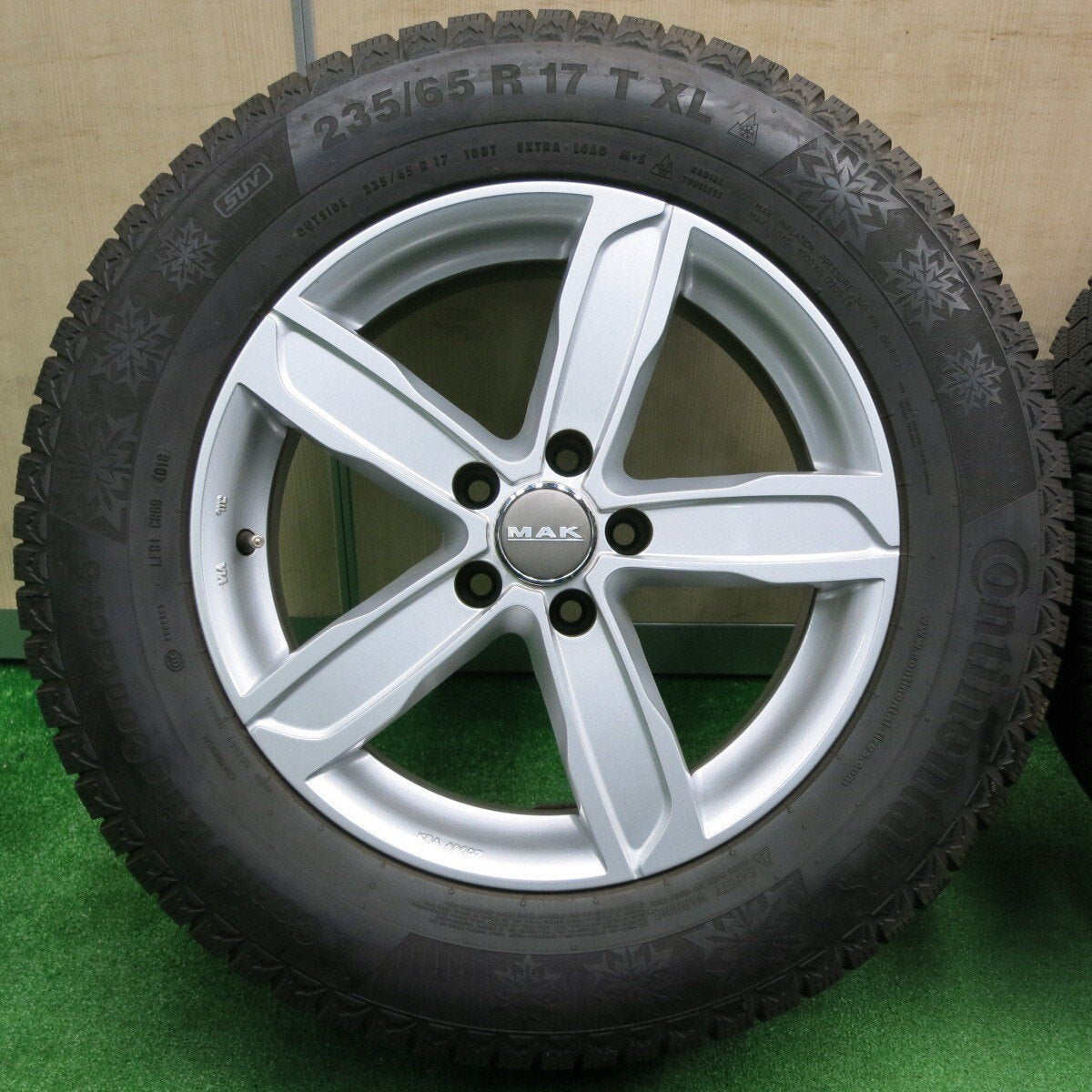 バリ溝！キレイ！8.5分★アウディ等 MAK STADT 235/65R17 スタッドレス コンチネンタル コンチバイキング コンタクト6 シュタッド PCD112/5H★4111403NJス