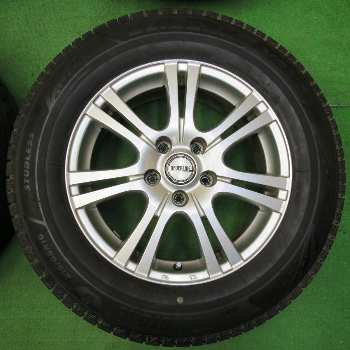 *送料無料* バリ溝！22年！9分★スタッドレス 215/65R16 ブリヂストン ブリザック VRX3 REVERLINE リバーライン 16インチ PCD114.3/5H★4060805イス