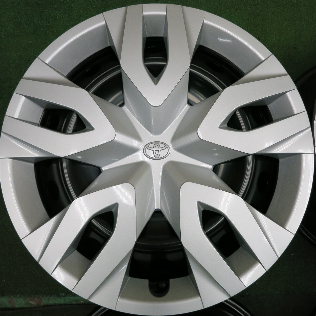 *送料無料* 新車外し★トヨタ カローラ クロス 純正 スチール ホイール 17インチ 17×6.5J PCD114.3/5H★4060903HAホ