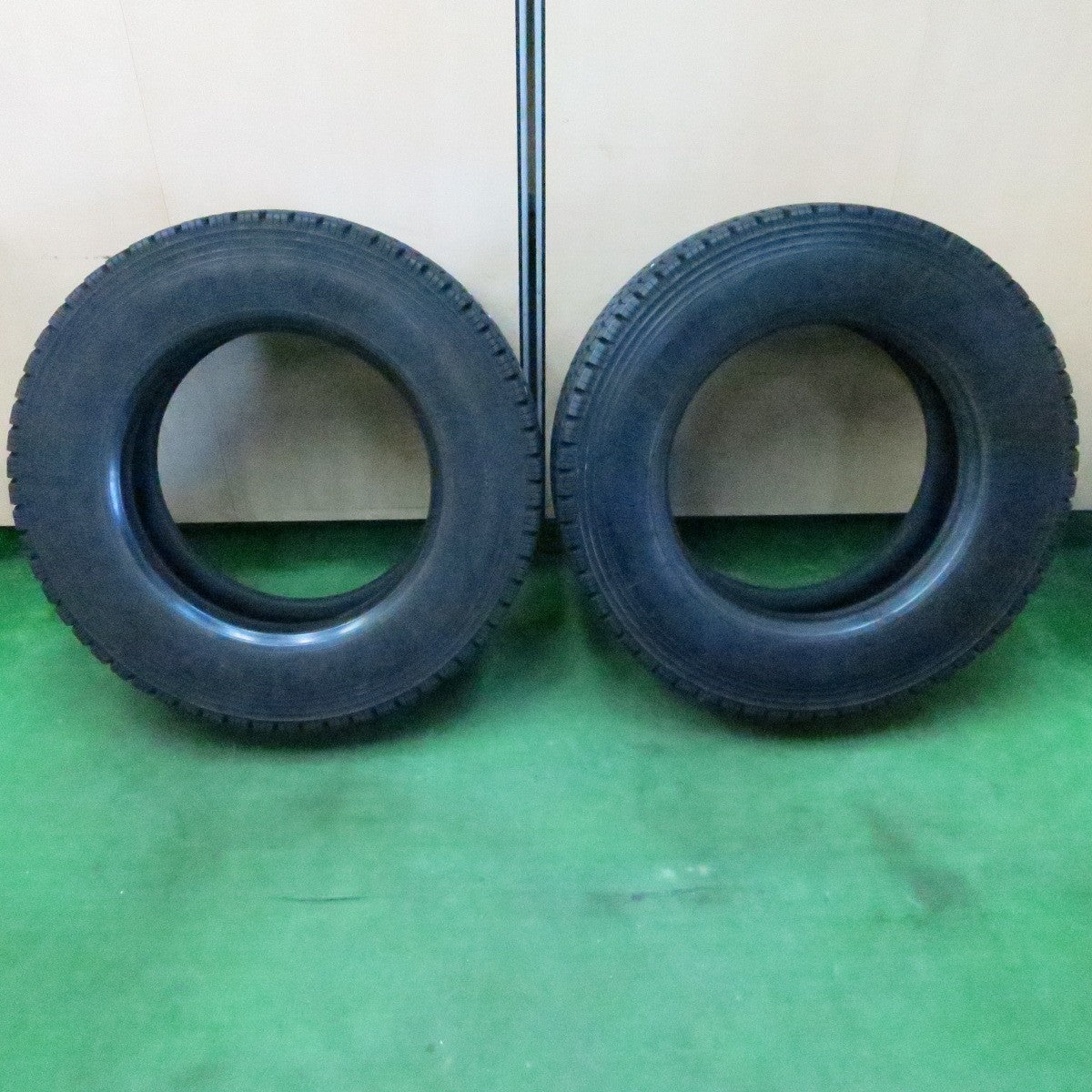 *送料無料* バリ溝！23年！9.5分★トラック タイヤ 245/70R19.5 136/134J スタッドレス ブリヂストン W999 19.5インチ★4050411ナス