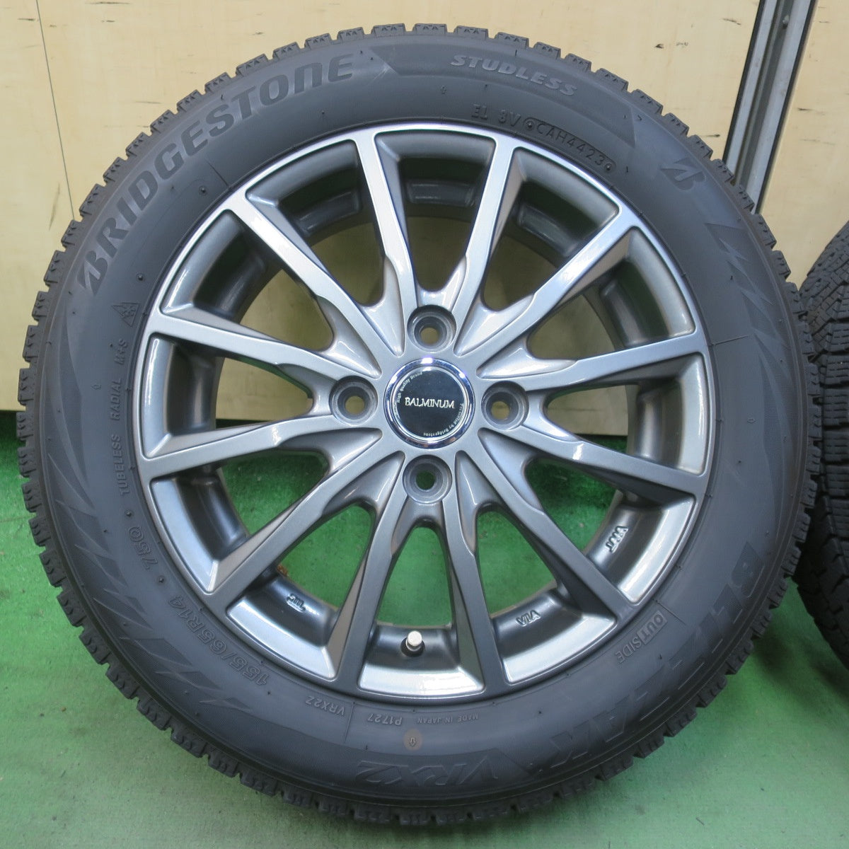 バリ溝！23年！キレイ！8.5分★スタッドレス 155/65R14 ブリヂストン ブリザック VRX2 BALMINUM AR12 バルミナ 14インチ PCD100/4H★6040905イス