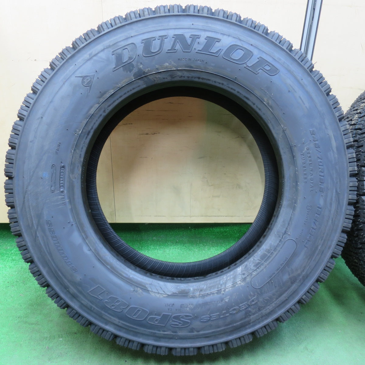 [送料無料] 未使用！24年！2本★トラック タイヤ 245/70R19.5 136/134J スタッドレス ダンロップ デクテス SP081 DECTES 19.5インチ★5012702イスタ