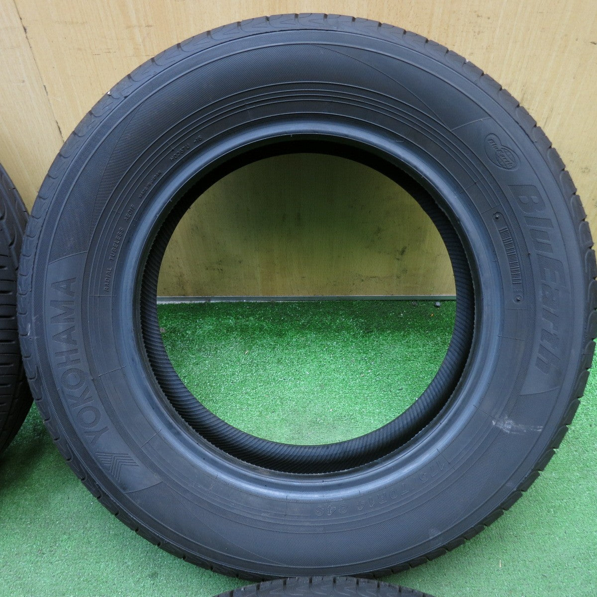 バリ溝！25年！ほぼ10分◎175/70R14 ヨコハマ ブルーアース AE01F タイヤ 14インチ アクア カローラ シエンタ ヤリス ヴィッツ フィット シャトル 等◎6092307KKノタ