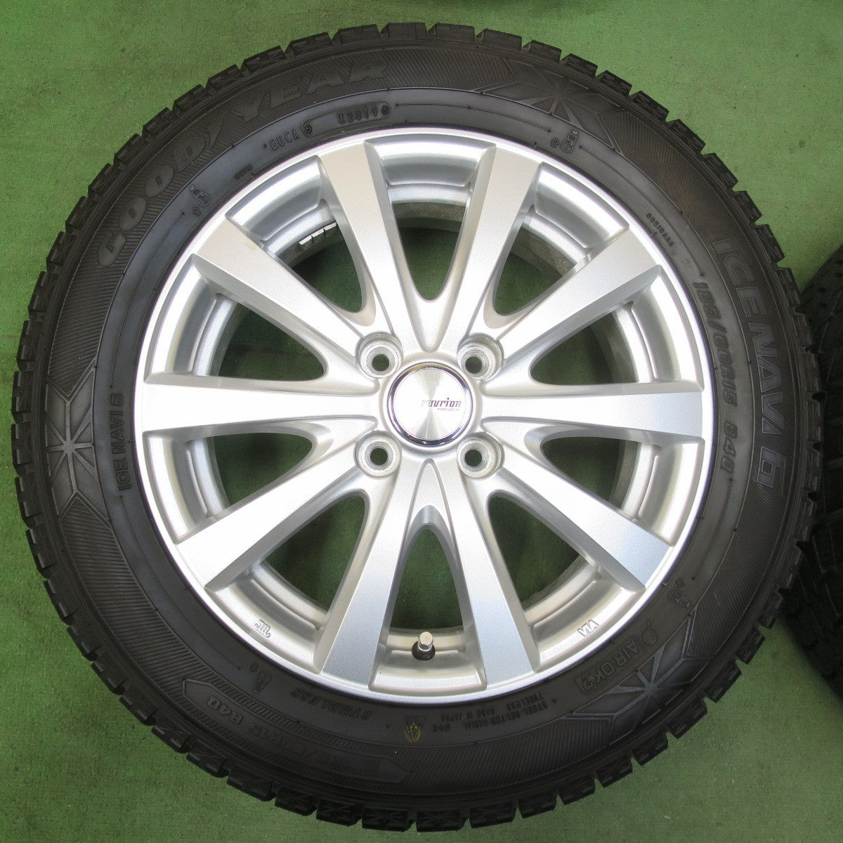 バリ溝！キレイ！ほぼ10分★スタッドレス 185/60R15 グッドイヤー アイスナビ6 ravrion RS01 ラブリオン 15インチ PCD100/4H★5121010イス