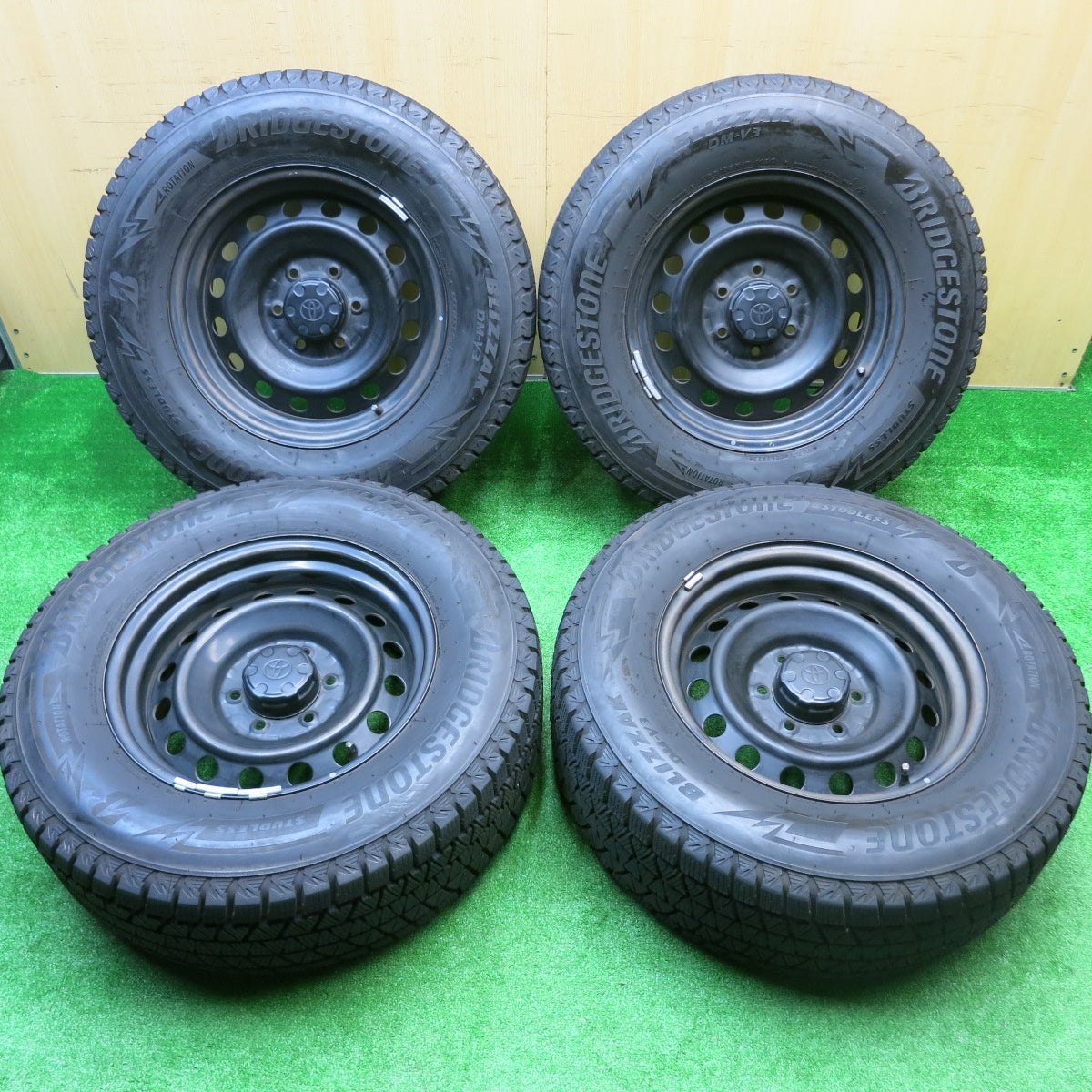 バリ溝！23年！9.5分★トヨタ FJクルーザー 純正 スチール 265/65R17 スタッドレス ブリヂストン ブリザック DM-V3 17インチ PCD139.7/6H★5101801HAス