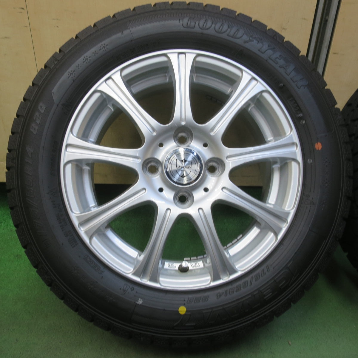 バリ溝！24年！キレイ！9.5分◎スタッドレス 175/65R14 グッドイヤー アイスナビ7 JOKER ジョーカー 14インチ PCD100/4H◎6072206イス