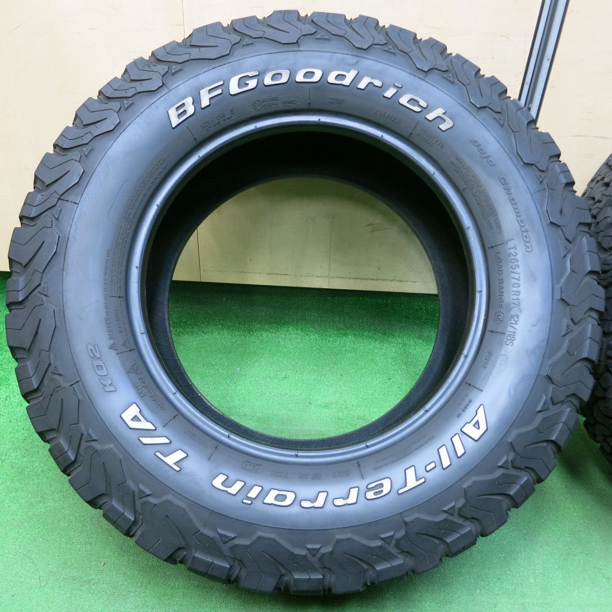 *送料無料* バリ溝★265/70R17 BFグッドリッチ All-Terrain T/A KO2 ホワイトレター タイヤ 17インチ プラド FJクルーザー等★4042102イノタ
