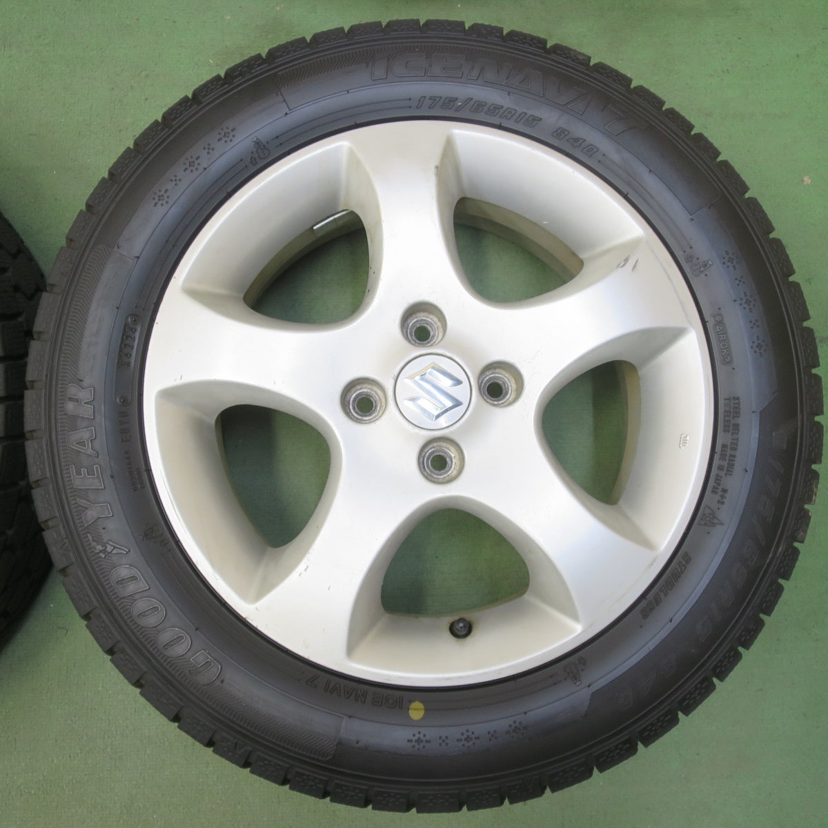 バリ溝！24年！9.5分◎スズキ スイフト スプラッシュ 純正 175/65R15 スタッドレス グッドイヤー アイスナビ7 15インチ PCD100/4H◎6081214イス