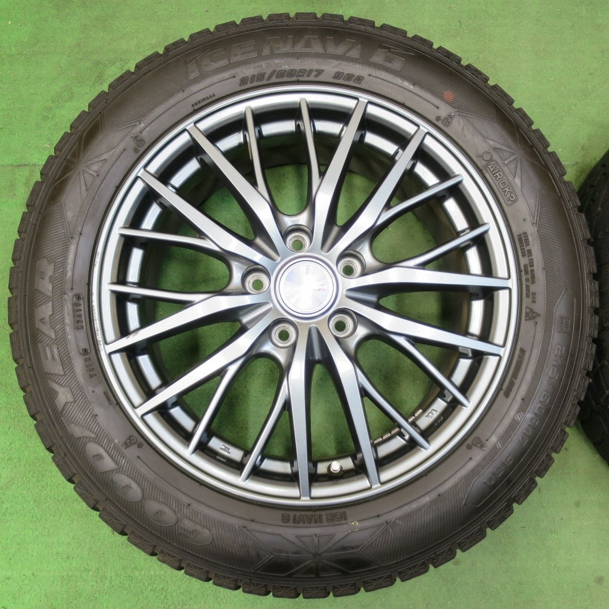 バリ溝！キレイ！8.5分★スタッドレス 215/60R17 グッドイヤー アイスナビ6 ravrion RM01 ラブリオン 17インチ PCD114.3/5H★5012911イス