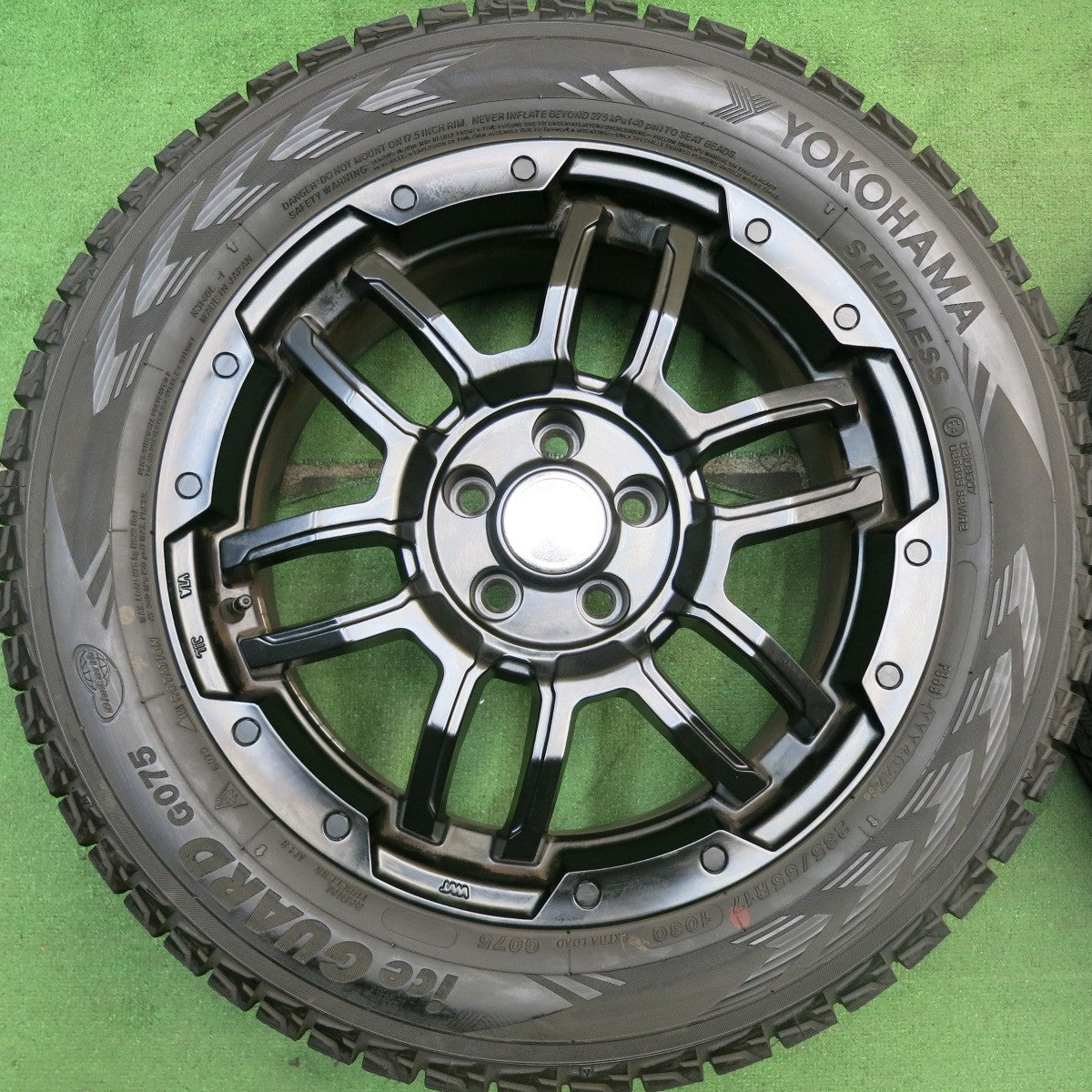 バリ溝！22年！キレイ！9.5分★レネゲード トレイルホーク 等 235/55R17 スタッドレス ヨコハマ アイスガード G075 B-LUGNAS FRD 17インチ PCD110/5H★5070801HAス