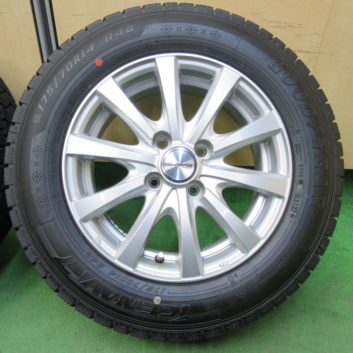 バリ溝！22年！キレイ！ほぼ10分★スタッドレス 175/70R14 グッドイヤー アイスナビ7 ravrion RS01 ラブリオン 14インチ PCD100/4H★5011804イス
