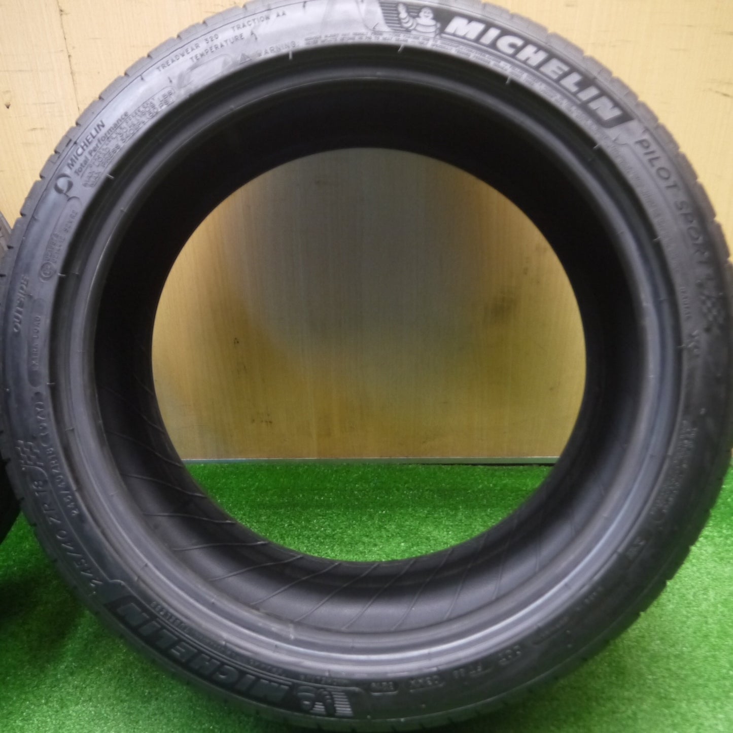 [送料無料] 新車外し！ほぼ未使用★245/40R18 ミシュラン パイロットスポーツ4 タイヤ 18インチ ベンツ アウディ レクサス 等★4092407Hノタ