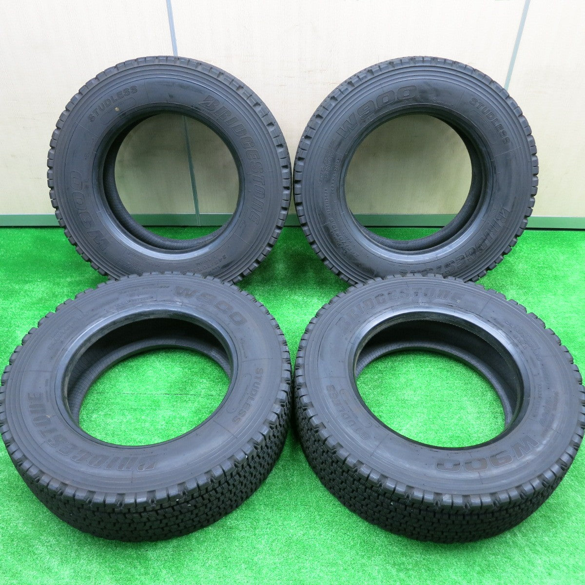 *送料無料* バリ溝！23年！9.5分★トラック タイヤ 245/70R19.5 136/134J スタッドレス ブリヂストン W900 19.5インチ★4072304HAスタ