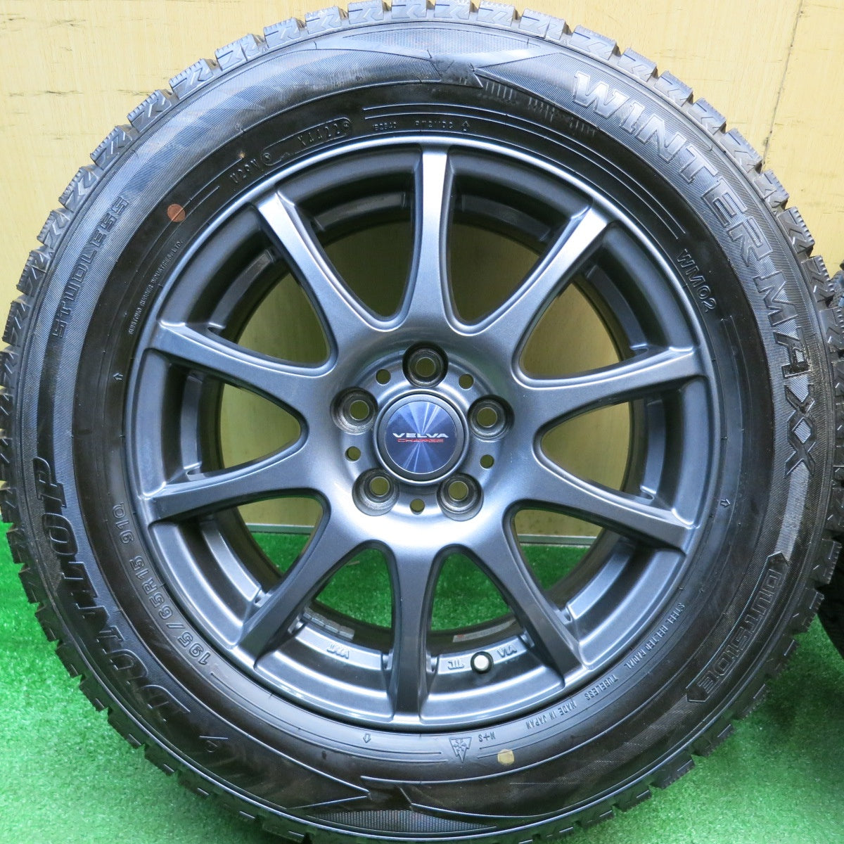 バリ溝！22年！キレイ！9.5分以上★プリウス 等 195/65R15 スタッドレス ダンロップ ウインターマックス WM02 VELVA CHARGE ヴェルヴァ 15インチ PCD100/5H★6012509HAス