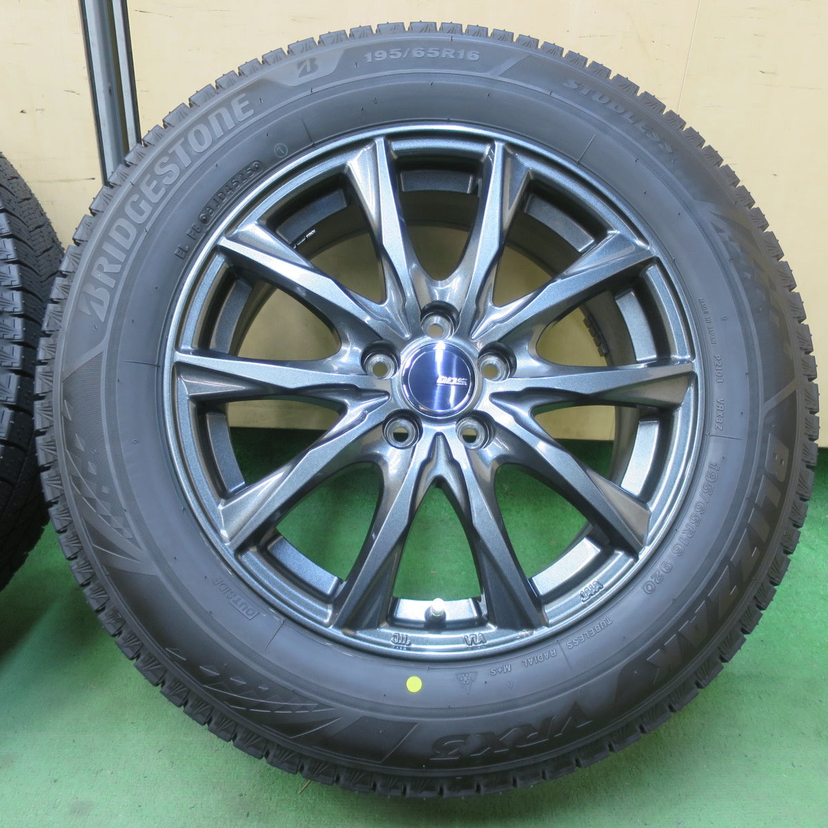 ほぼ未使用！25年★ライズ ロッキー 等 195/65R16 スタッドレス ブリヂストン ブリザック VRX3 D.O.S. DOS 16インチ PCD100/5H★6033103イス