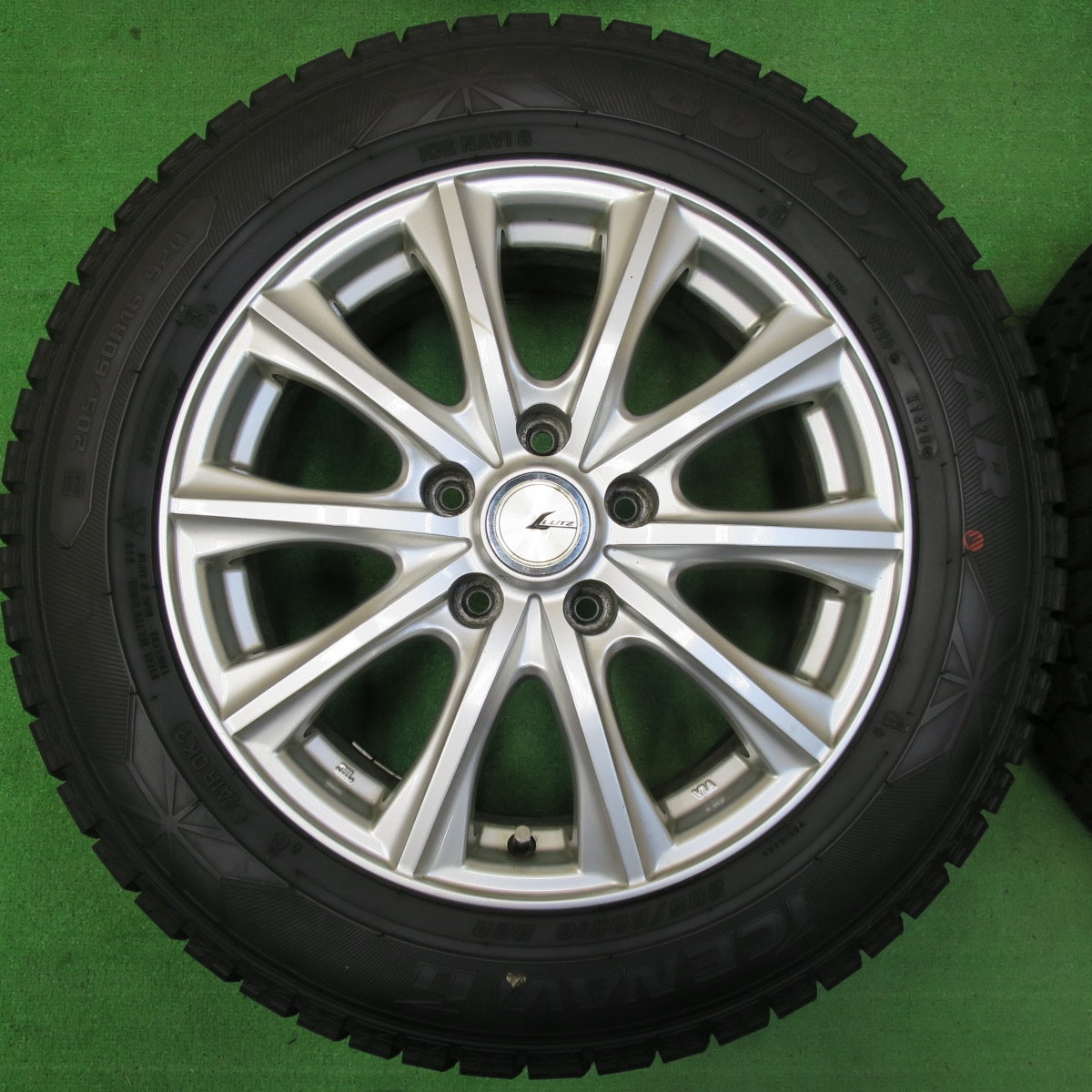*送料無料* バリ溝！21年！キレイ！9.5分以上★スタッドレス 205/60R16 グッドイヤー アイスナビ7 LUTZ 16インチ PCD114.3/5H★4060902イス