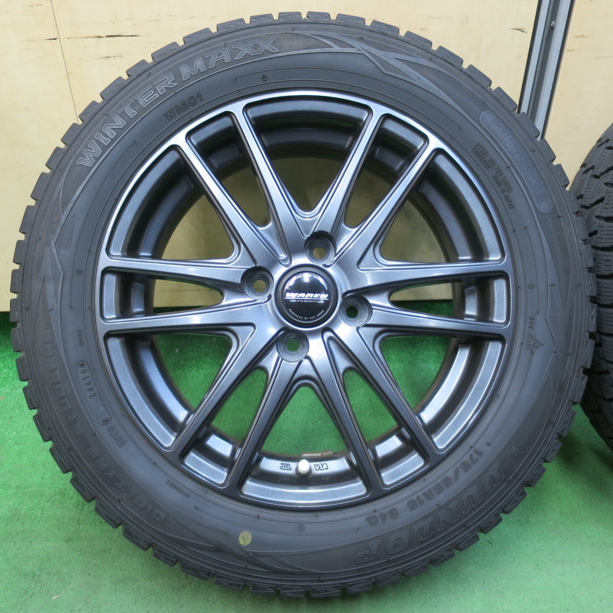[送料無料] バリ溝！キレイ！9.5分★スタッドレス 175/65R15 ダンロップ ウインターマックス WM01 WAREN ヴァーレン 15インチ PCD100/4H★5032801イス