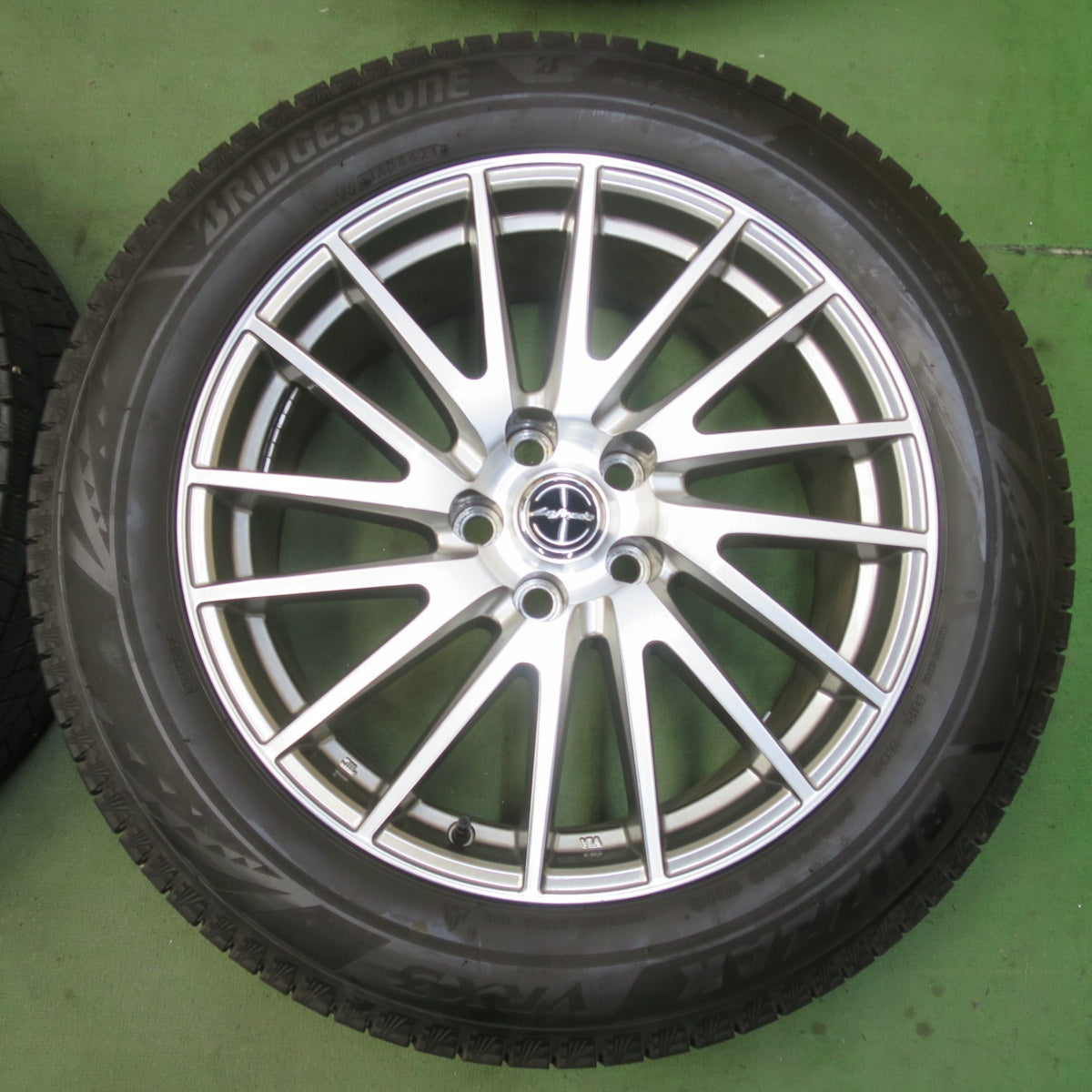 バリ溝！キレイ！9.5分★レクサス 等 235/55R19 スタッドレス ブリヂストン ブリザック VRX3 Lefinada レフィナーダ 19インチ PCD120/5H★6042306イス