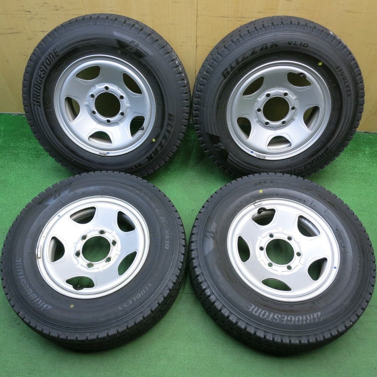 バリ溝！24年！9.5分★スタッドレス 195/80R15 107/105N ブリヂストン ブリザック VL10 スチール ホイール 15インチ PCD139.7/6H★6040520HAス