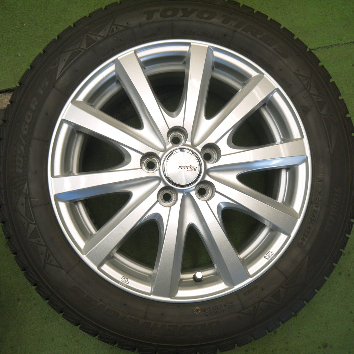 バリ溝！24年！キレイ！9.5分以上◎シエンタ 等 185/60R15 スタッドレス トーヨー オブザーブ GIZ3 ravrion RS01 ラブリオン 15インチ PCD100/5H◎6090104Hス