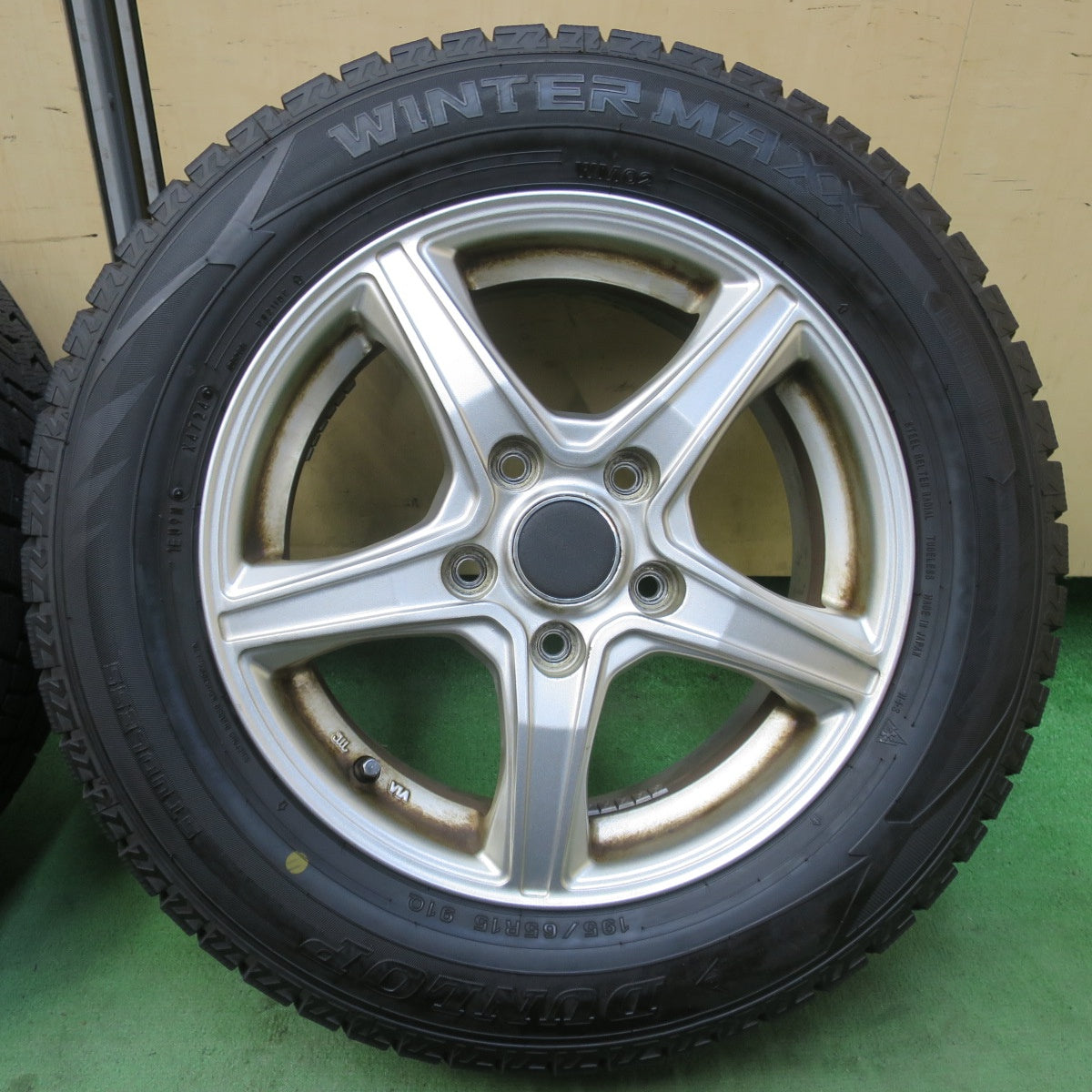 バリ溝！24年！9.5分以上★スタッドレス 195/65R15 ダンロップ ウインターマックス WM02 BALMINUM VR5 バルミナ 15インチ PCD114.3/5H★6020506イス