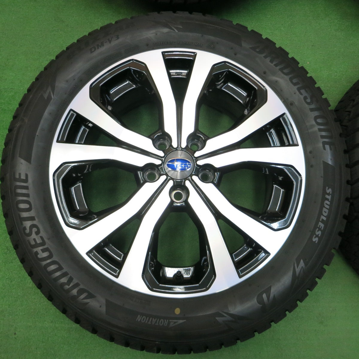*送料無料* バリ溝！キレイ！9.5分以上★スバル SK フォレスター 純正 225/55R18 スタッドレス ブリヂストン ブリザック DM-V3 PCD114.3/5H★4022609イス