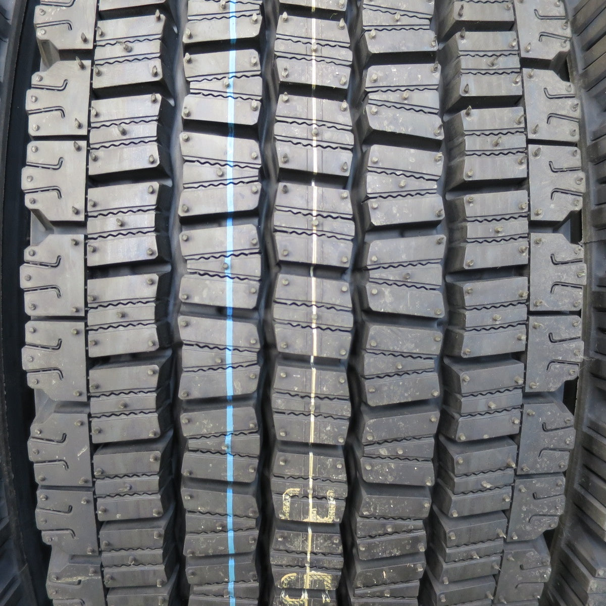 [送料無料] 未使用！24年★トラック タイヤ 245/70R19.5 136/134J スタッドレス ダンロップ デクテス SP081 DECTES 19.5インチ★5031005イスタ