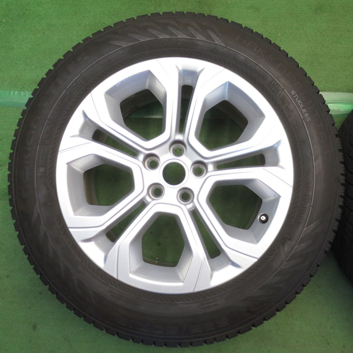 バリ溝！22年！キレイ！9.5分◎ランドローバー レンジローバー イヴォーク 純正 235/60R18 スタッドレス ノキアン ハッカペリッタ R5 SUV 18インチ PCD108/5H◎6091902NJス