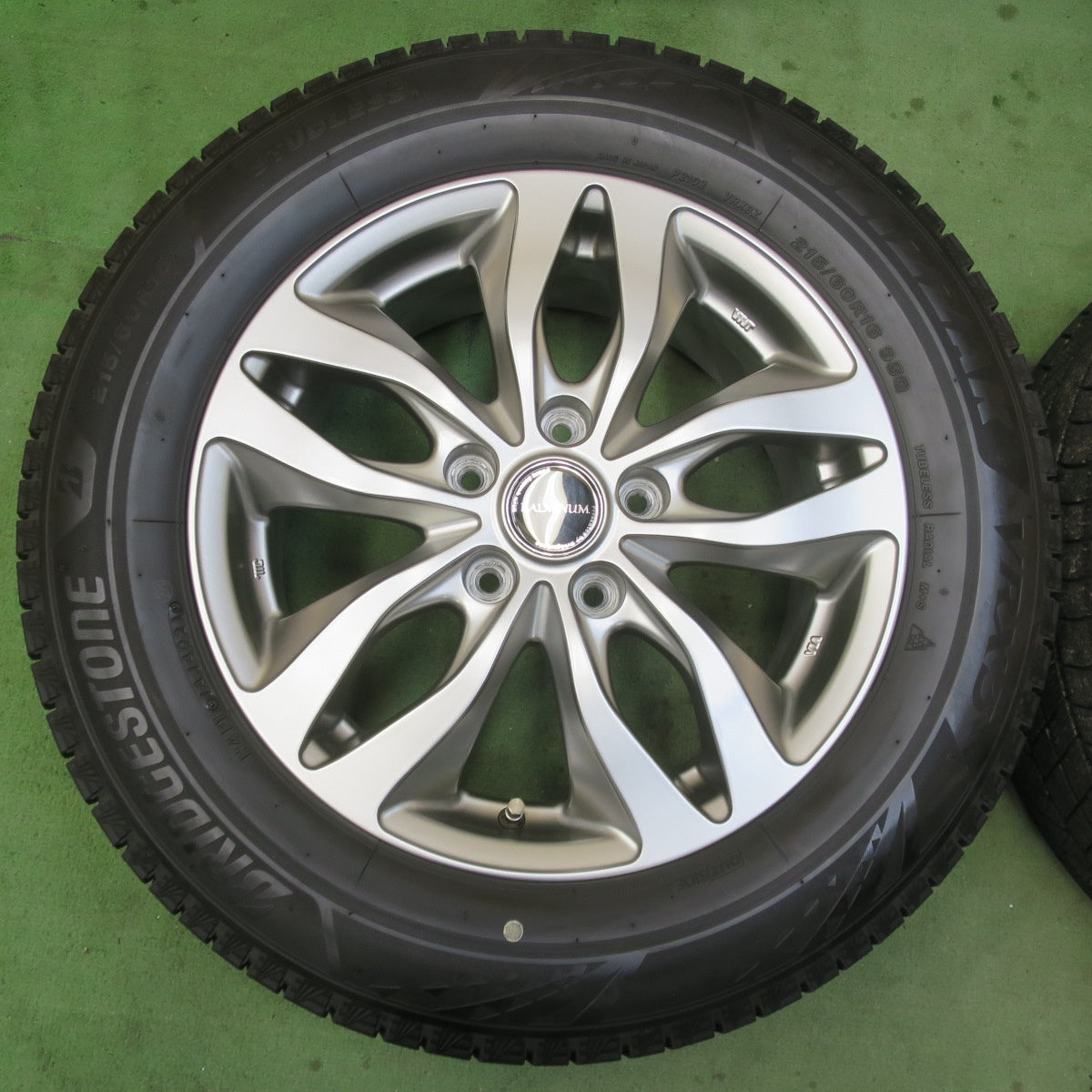 バリ溝！キレイ！9.5分★スタッドレス 215/60R16 ブリヂストン ブリザック VRX3 BALMINUM DS-M バルミナ 16インチ PCD114.3/5H★6011902イス