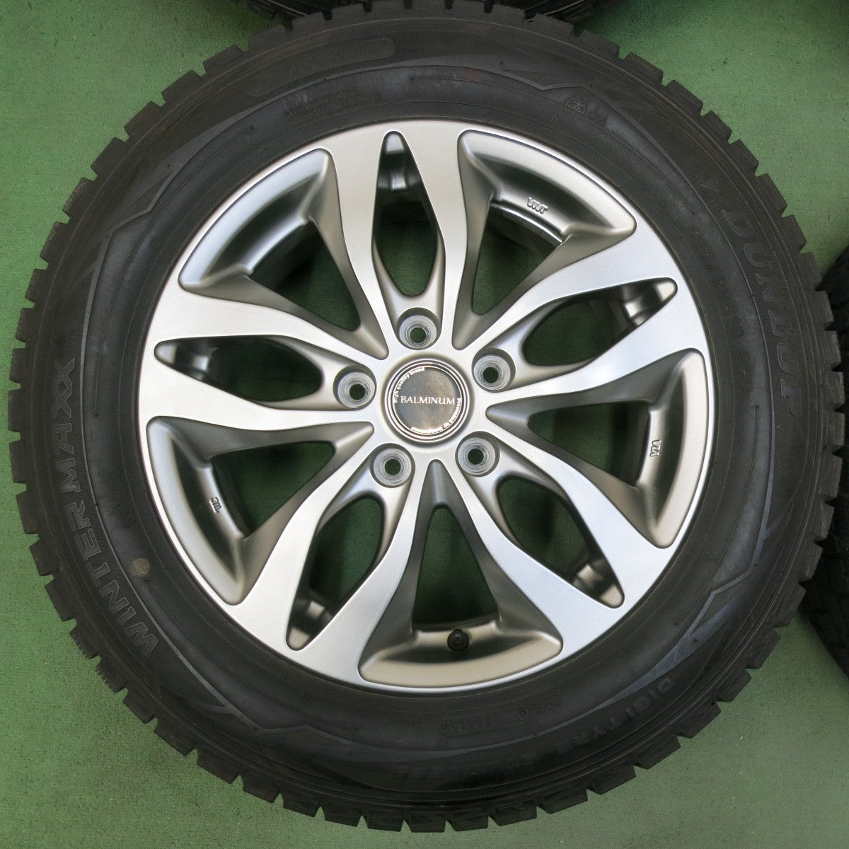バリ溝！キレイ！9.5分以上★スタッドレス 215/60R16 ダンロップ ウインターマックス WM01 BALMINUM バルミナ 16インチ PCD114.3/5H★5043011SYス