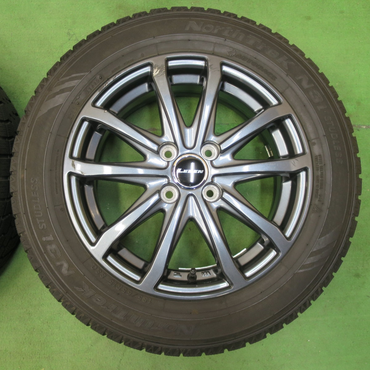 [送料無料] バリ溝！23年！9分★スタッドレス 185/65R15 トーヨー オブザーブ GIZ2 オートバックス ノーストレック N3i LEBEN レーベン 15インチ PCD100/4H★5031709イス